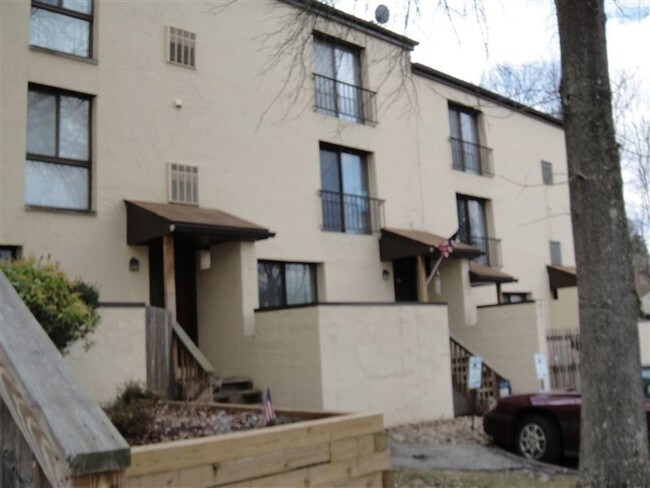 Building Photo - 920 E Maiden St