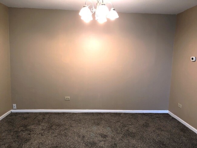 Building Photo - 1331 S Finley Rd