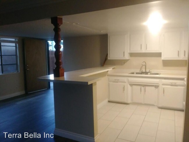 Building Photo - 1004 Rosecrans Ave