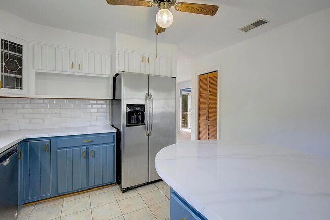Foto del edificio - 742 Elmhurst Rd
