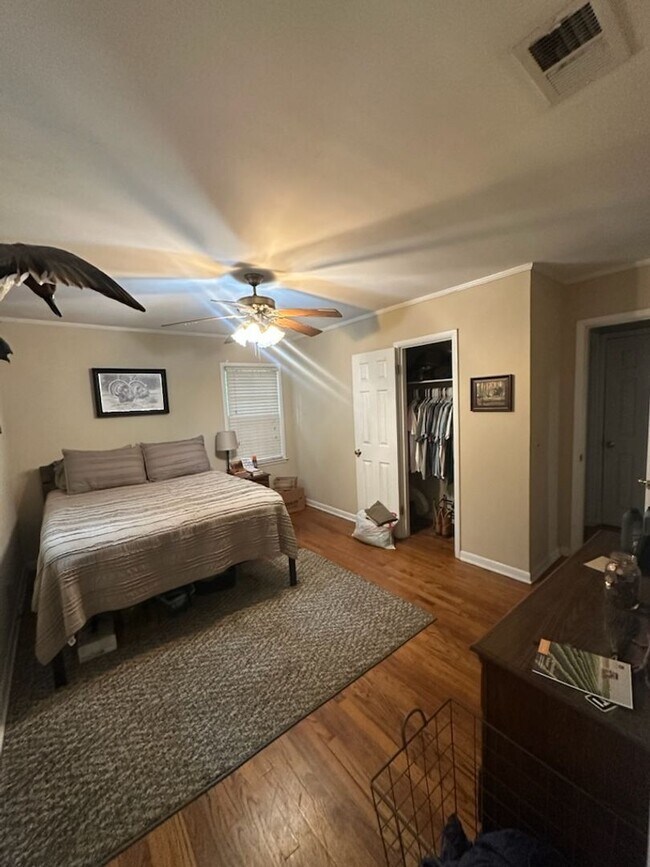 Building Photo - Charming Home Available in August!