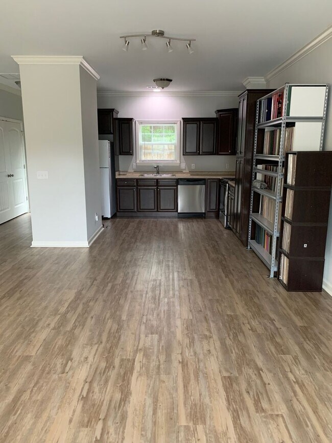 Foto del edificio - Yorktown Place-Gated Townhome Community-Tibet Ave.
