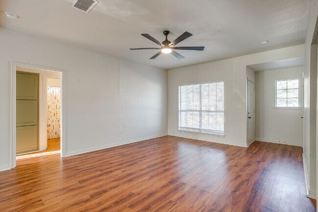 Foto del edificio - Charming 3 Bed 2 bath with Scenic Views, on quiet cul-de-sac in Cleburne!