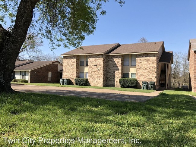 Building Photo - 2613 Pecan Knoll St
