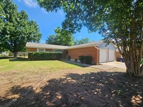 Building Photo - 1703 Village Dr