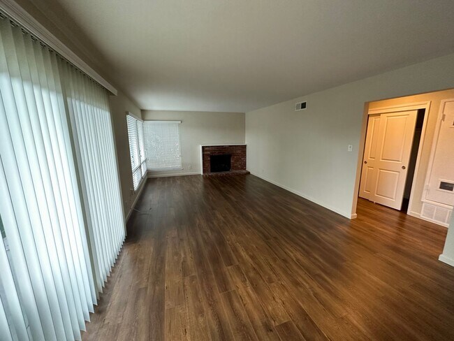 Foto del edificio - 3600 Crestmoor Dr