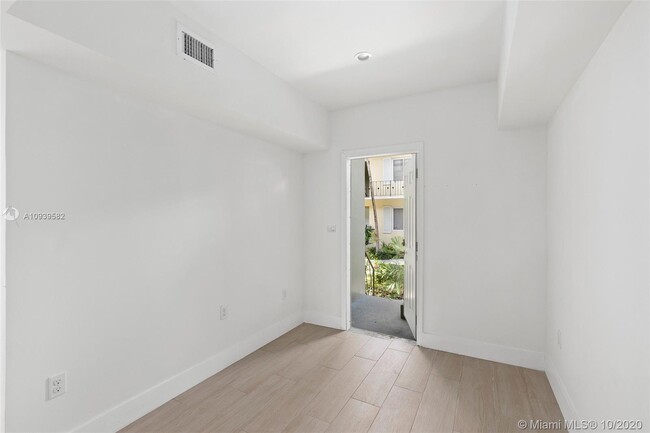 Building Photo - 1050 95th St