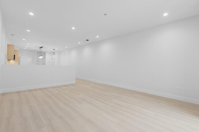 Building Photo - 2 bedroom in Chicago IL 60613