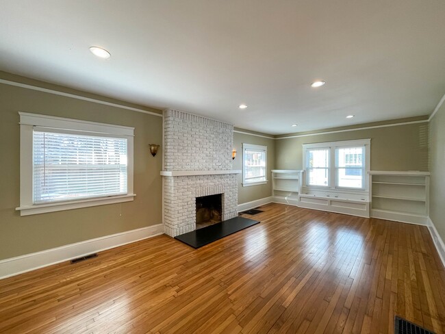 Building Photo - Elegantly Updated Two-Bedroom near Downtow...