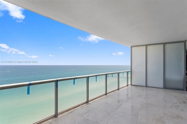 Foto del edificio - 17121 Collins Ave