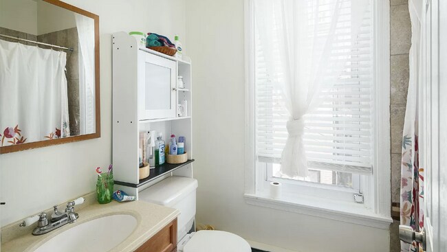 Bathroom - 941 N 26th St