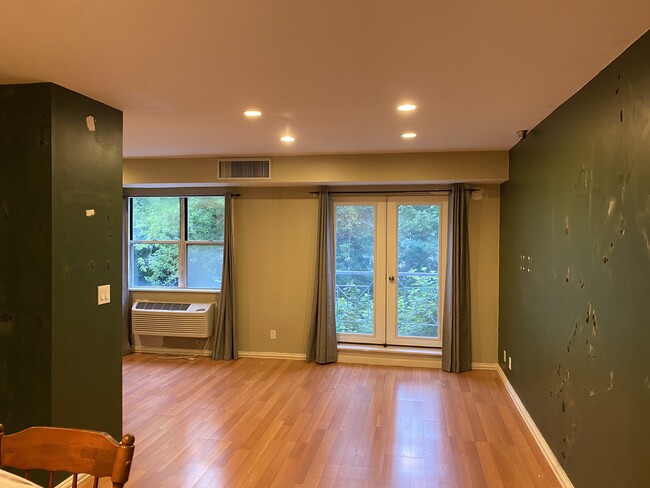 Building Photo - 501 N Barry Ave