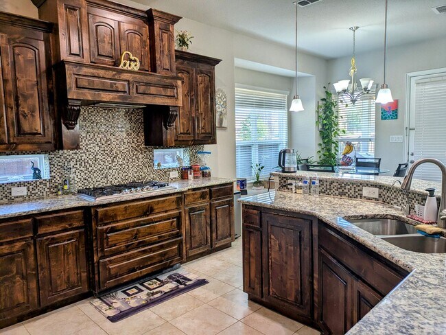Foto del edificio - 2472 Twin Oaks Dr
