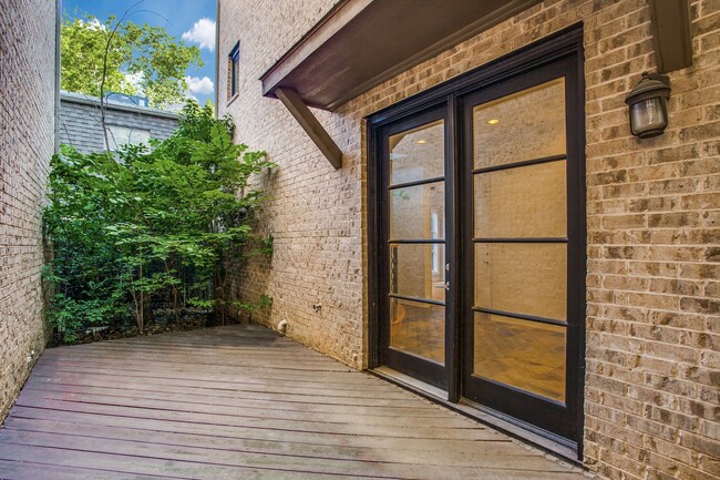 Foto del edificio - Contemporary 3 Bed in Oak Lawn • Amazing A...