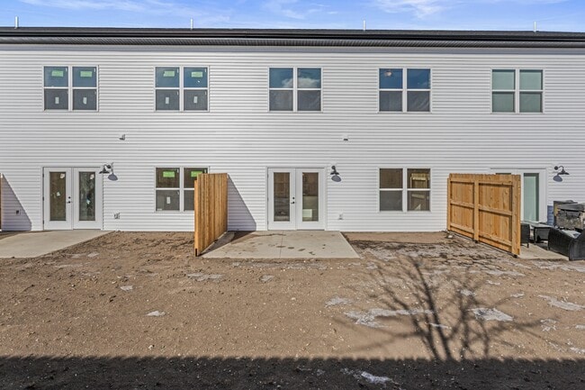 Photo - 100 Saw Creek Dr (Fisher, IL) Townhome