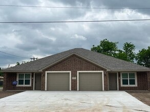 Building Photo - 2320 Osage Rd