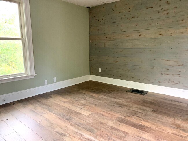 Building Photo - 8 Silver Ter