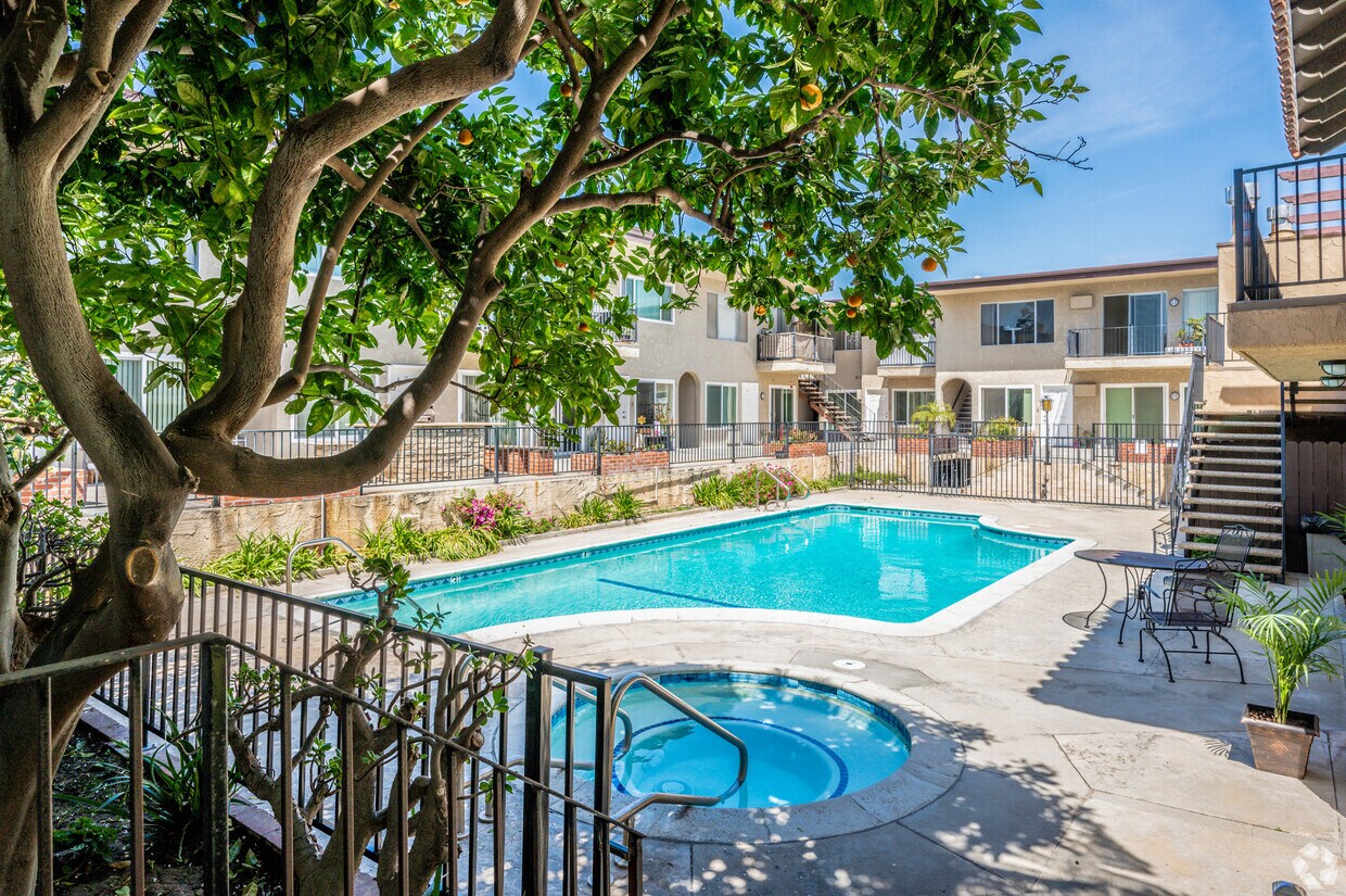 Generous pool and spa - Vida Elegante