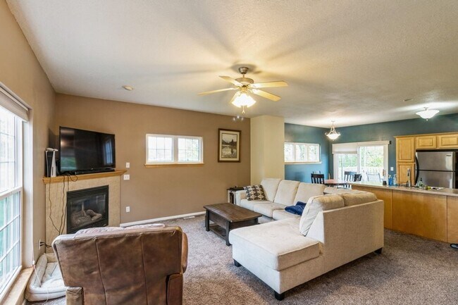 Foto del edificio - CORNER UNIT!! 3 Bedroom, 2.5 Bathroom Townhome in Ankeny