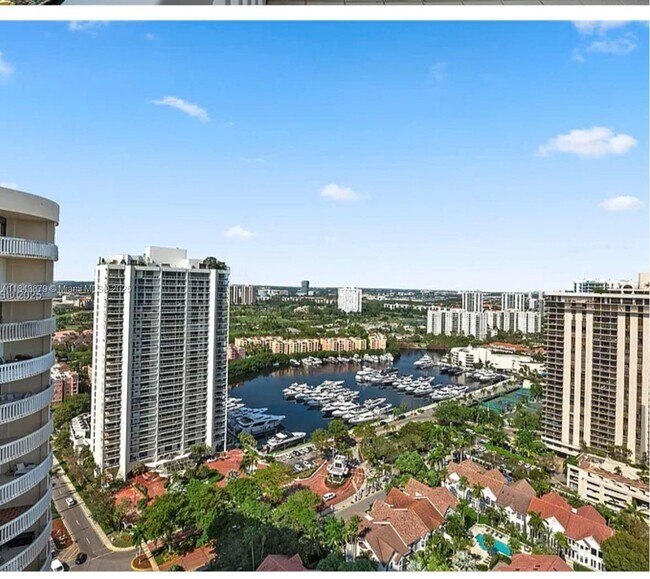 Foto del edificio - 19355 Turnberry Way