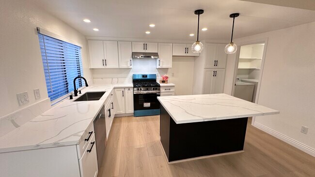 Foto del edificio - 1472 Camelot Dr