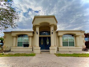 Building Photo - 8525 Essex Dr