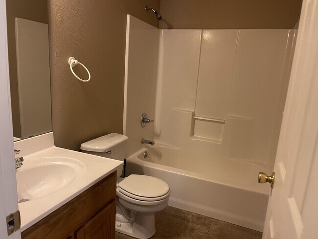 Building Photo - 2842 Hemlock Ct