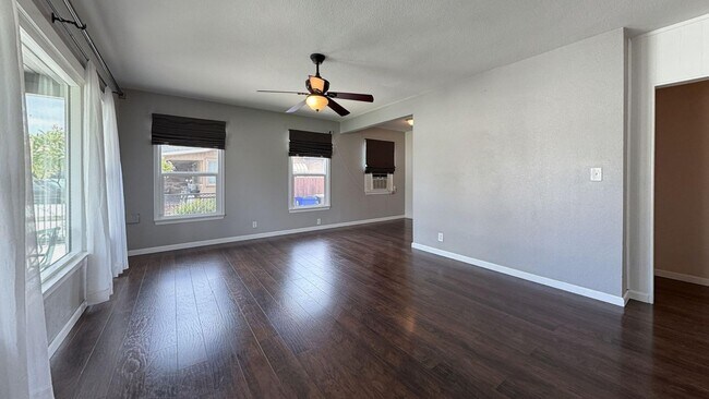 Foto del edificio - 853 W 4th St