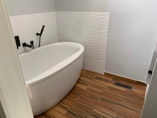 Main floor master bathroom - 1647 Jeannette Plz NW