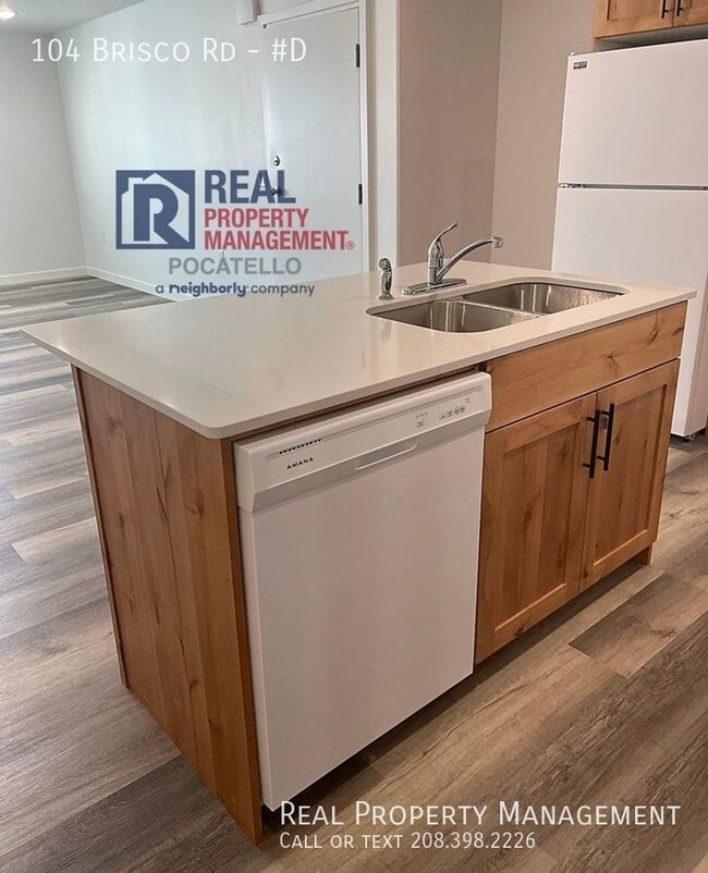Building Photo - 3 Bedroom 1 Bath Apartment - Fiber Interne...