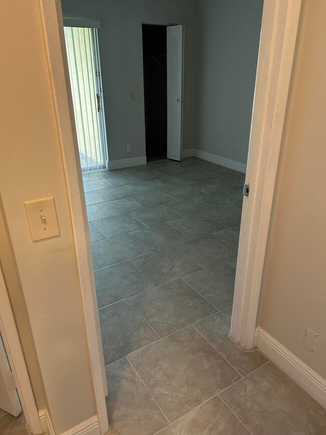Building Photo - 813 Meadows Cir