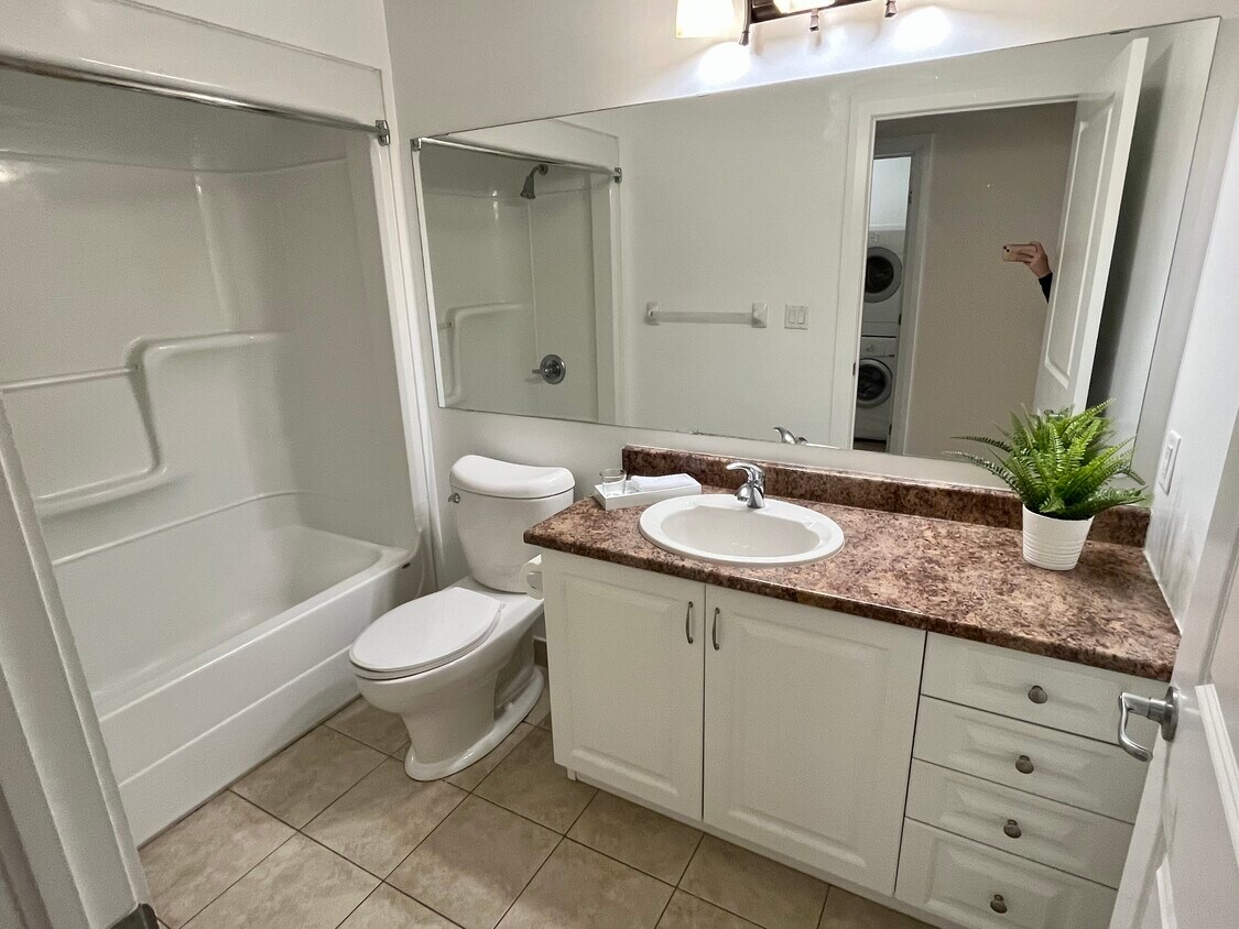 Photo principale - 1025 Canadian Shield Av