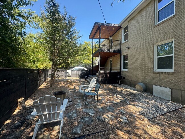 Foto del edificio - Remodeled 6 Bedroom Walking Distance to UT