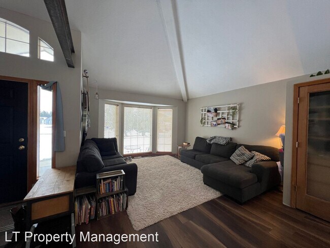 Building Photo - 4 br, 3 bath House - 925 E Wellington Dr