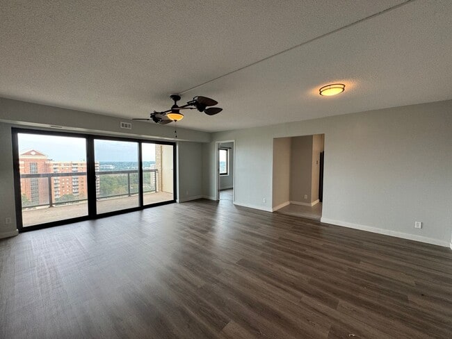 Building Photo - Bright and Spacious 2 Bed 1 Bath Condo Wit...