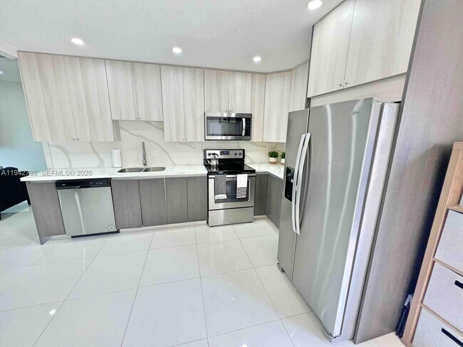 Foto del edificio - 5249 NE 3rd Ter.