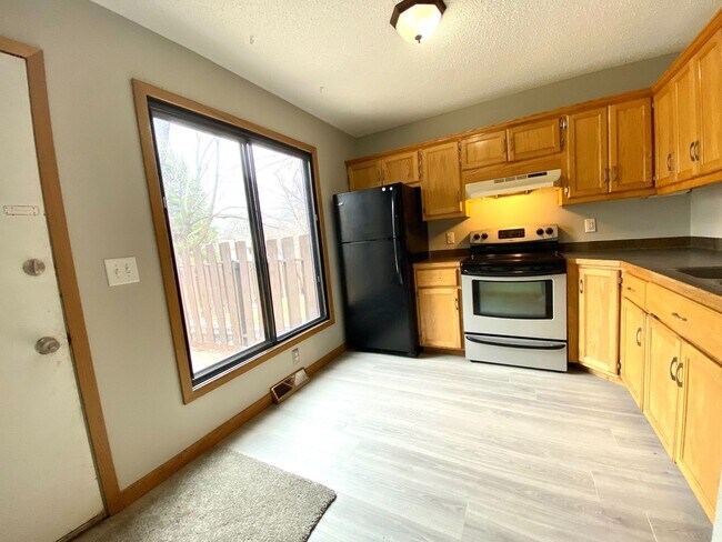 Foto del edificio - 4 Bedroom Townhome by Moorhead High School!