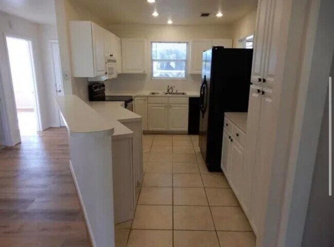 Building Photo - 508 Hi Cir W
