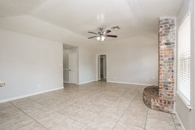 Building Photo - 2515 Village Cir Dr