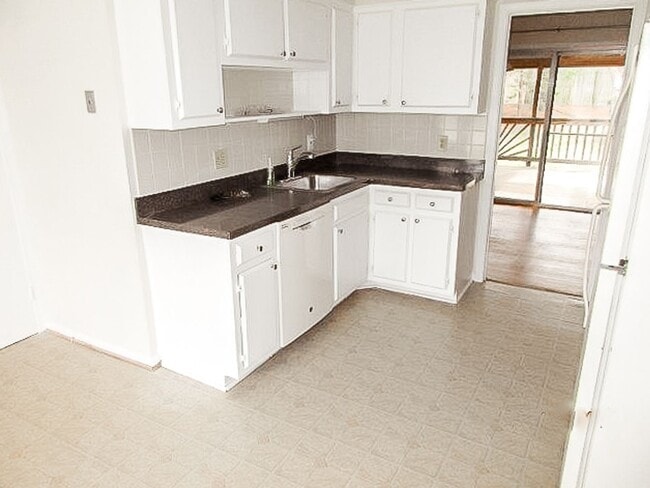 Building Photo - Stunning 4 Bedroom 2.5 Bathroom 3-Level Ho...
