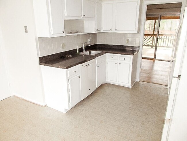 Foto del edificio - Stunning 4 Bedroom 2.5 Bathroom 3-Level Ho...