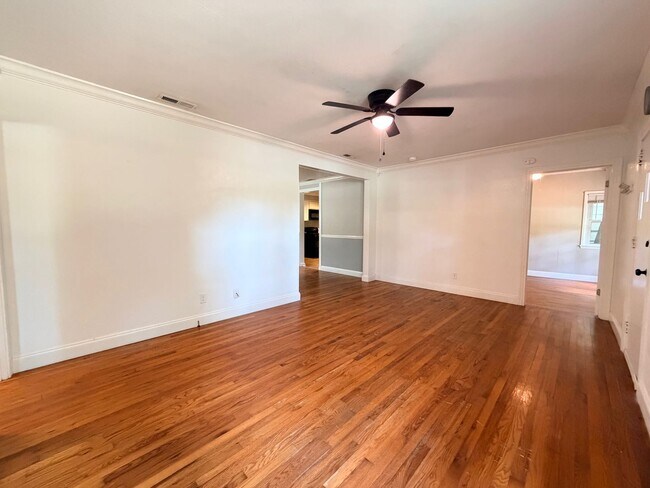 Foto del edificio - Historic Downtown Charm | Original Floors | Walk to Golf, Dining, Parks, & Concerts