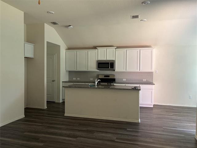 Building Photo - 2170 Alamandine Ave