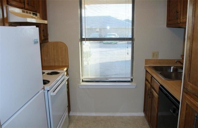 Building Photo - 3909 Camelot St