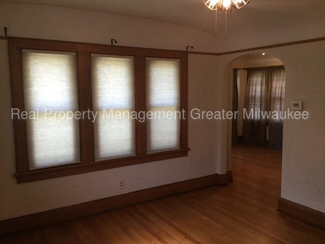 Building Photo - 2356 S 57th St
