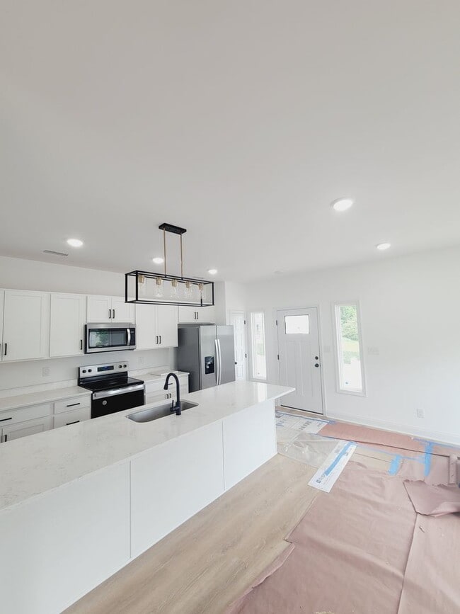 Building Photo - Beautiful new built three-bedroom, two-bat...