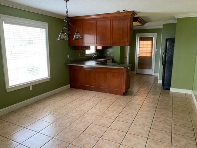 Building Photo - Beautiful 3 Bedroom/2 Bath off of Cat Cree...