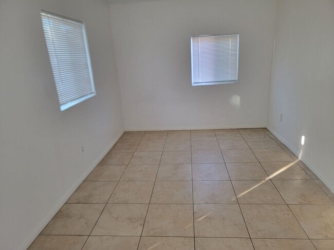Foto del edificio - 1355 W 5th St