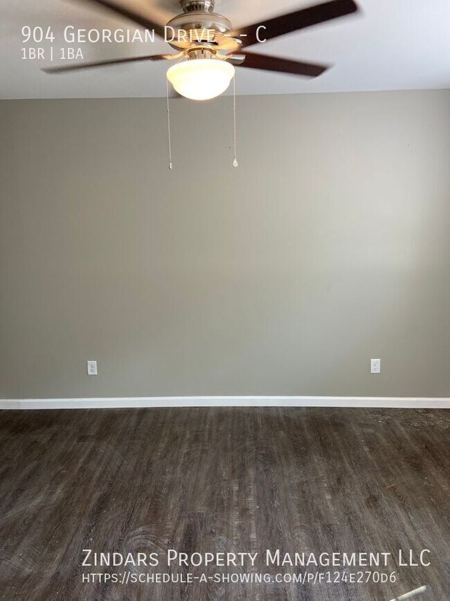 Foto del edificio - 904 Georgian Dr