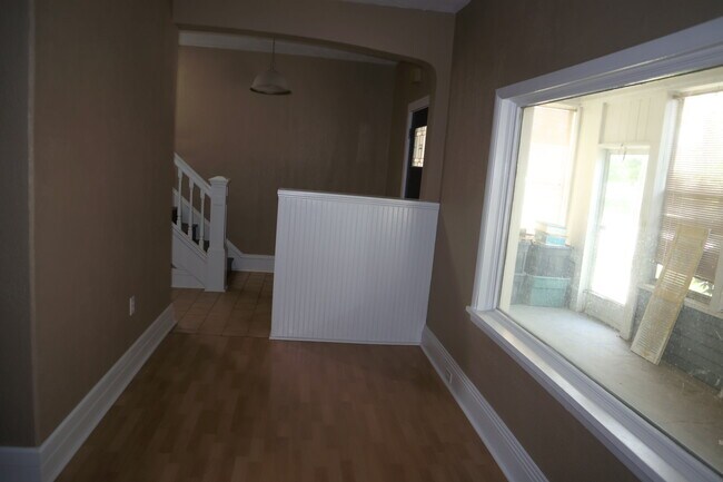 Building Photo - 606 2nd St